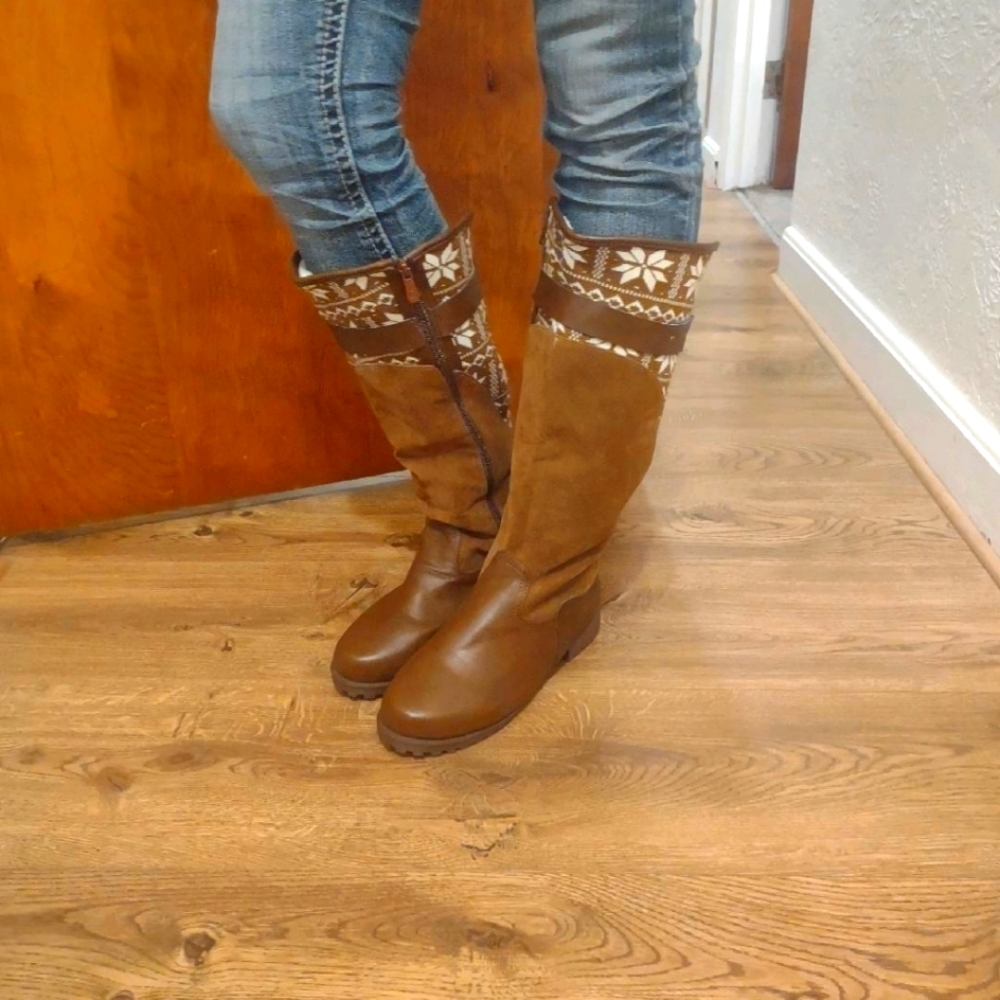 Size 39 which is size 8 in the USA! THESE ARE BEAUTIFUL AND WARM.